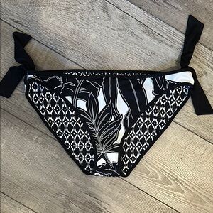 Tommy Bahama Black and White reversible Bikini Bottom NWT large